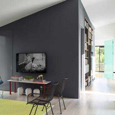 black-accent-walls-white-paint-living-room-640x640